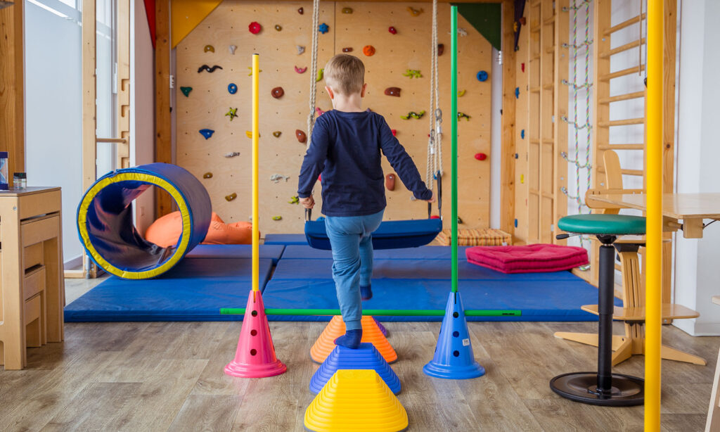 Junge balanciert über Balancesteine