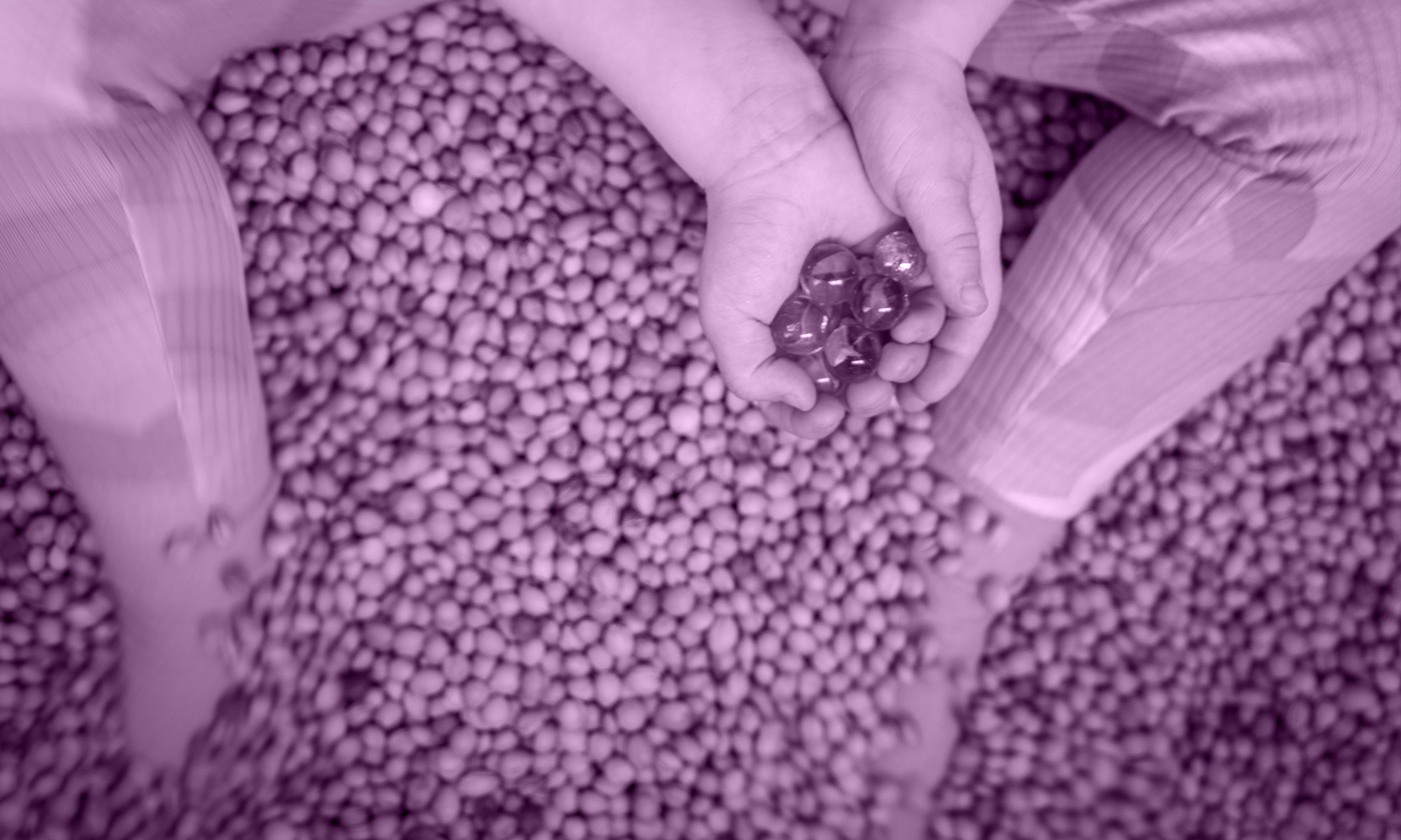 Kind hält Murmeln in den Händen