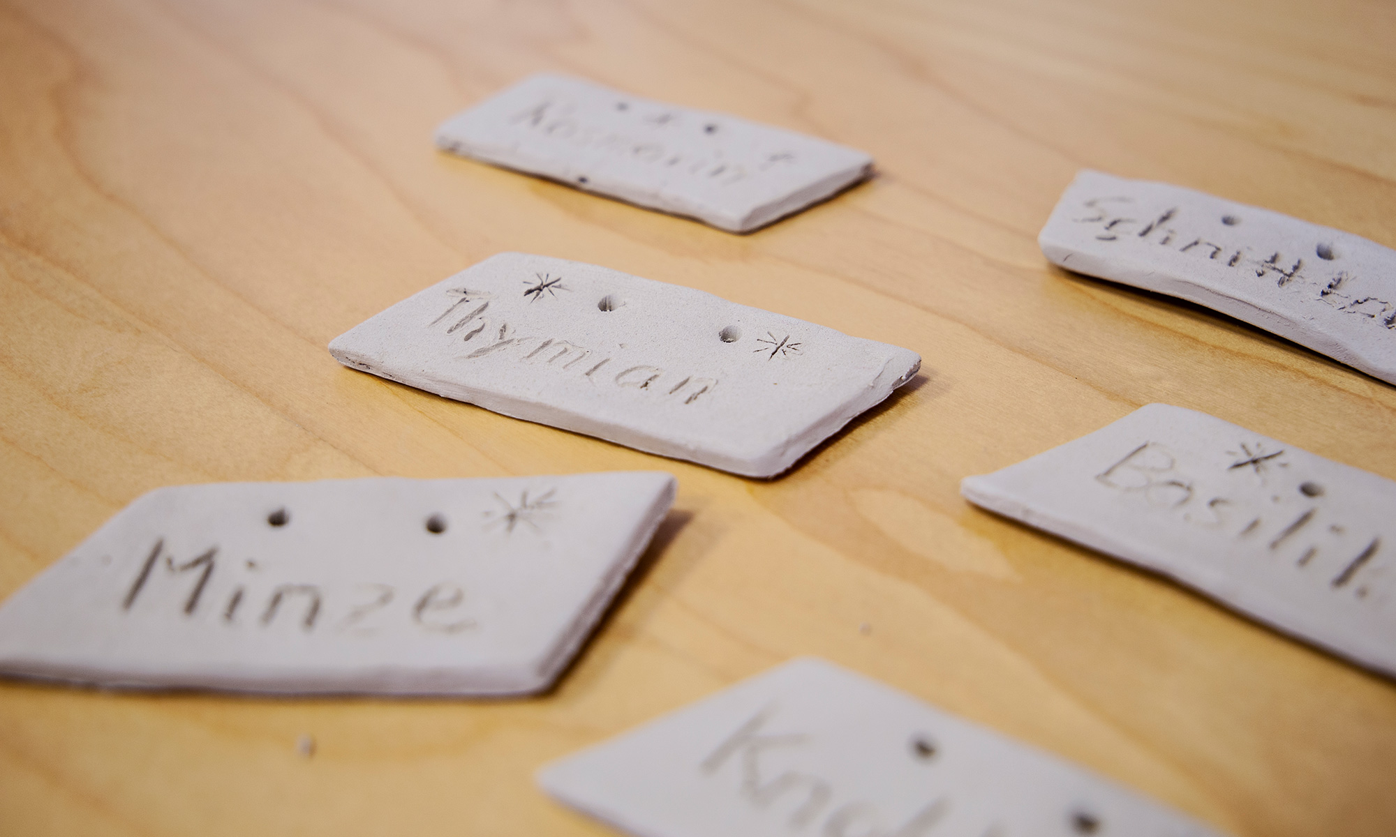 Handgefertigte Kräuterschilder aus Ton